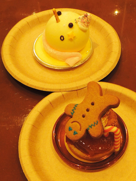 手前が、ジンジャーブレッドマンのリンゴのタルトタン、奥が、おとぼけスノーマンのホワイトチョコムース／ユニバーサル・スタジオ・ジャパン（大阪府）