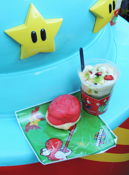 左が、アカこうらのカツツォーネ ～ナポリタン＆チーズ～ 850円、右が、ヨッシーのホリデー・ホットアップルティー 700円／ユニバーサル・スタジオ・ジャパン（大阪府）