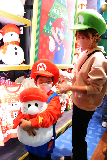 マリオをイメージした雪だるまのようなクッション／ユニバーサル・スタジオ・ジャパン（大阪府）