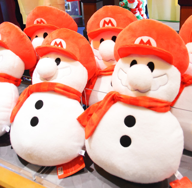 マリオをイメージした雪だるまのようなクッション／ユニバーサル・スタジオ・ジャパン（大阪府）