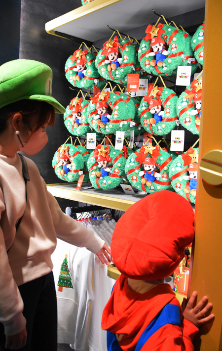 真ん中にマリオが座った、ぬいぐるみリース 1個3500円／ユニバーサル・スタジオ・ジャパン（大阪府）