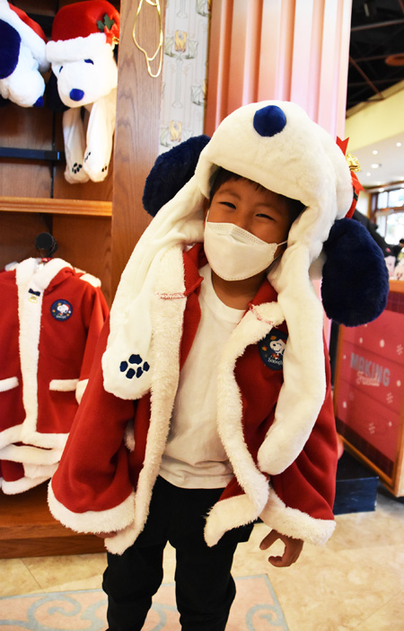 スヌーピーのサンタコート 5500円と、ぬいぐるみハット 4600円／ユニバーサル・スタジオ・ジャパン（大阪府）