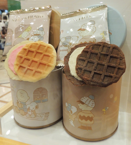 クリスピーワッフル 2缶セットで1900円（12枚入り）／ユニバーサル・スタジオ・ジャパン（大阪府）