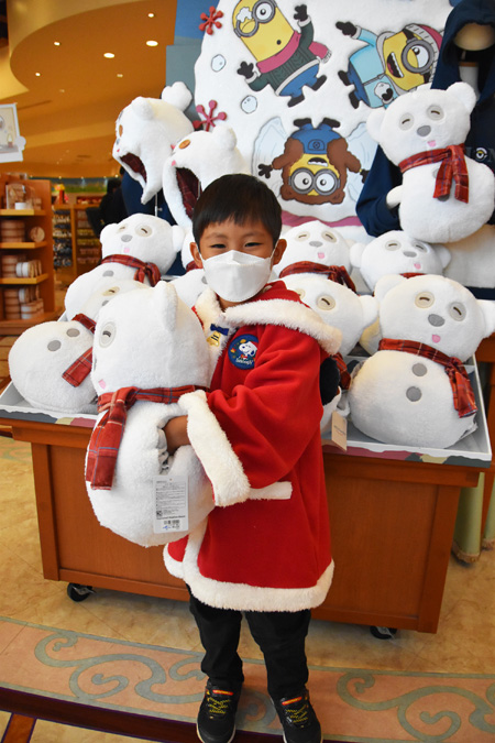 サンタ姿のキッズが持っている、雪だるまティムのクッション 4200円／ユニバーサル・スタジオ・ジャパン（大阪府）