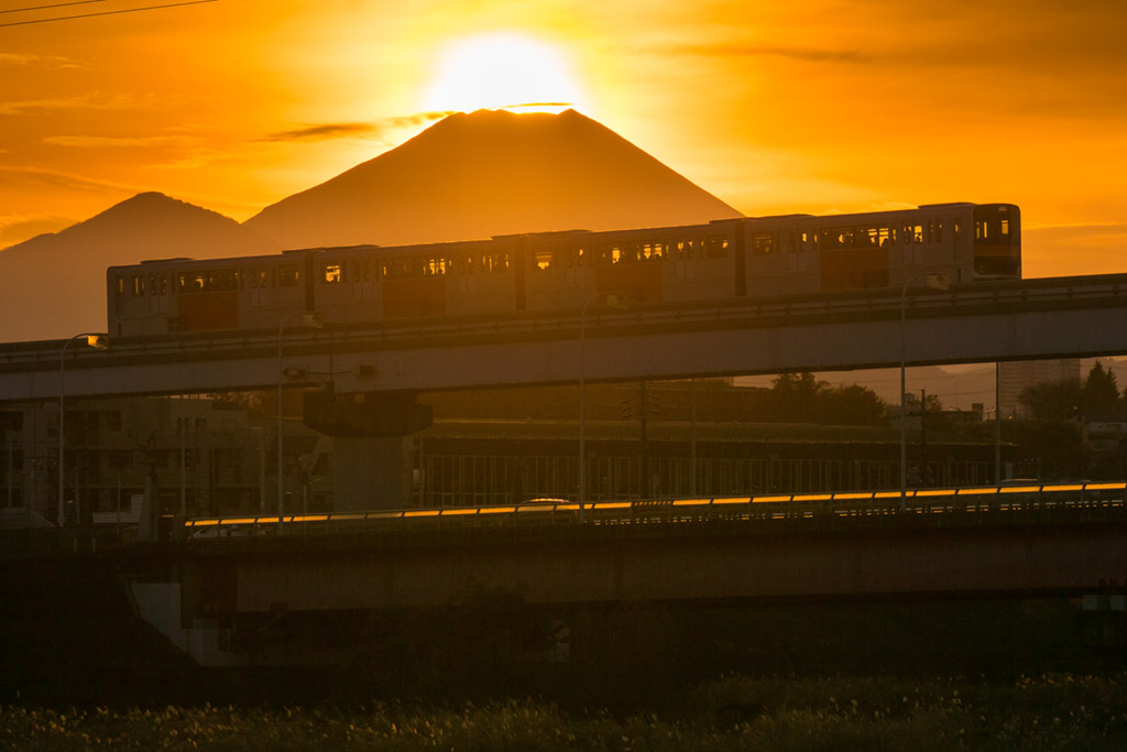 多摩モノレールダイヤモンド富士