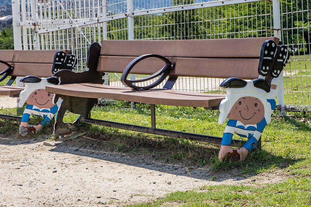 ラグビーをイメージしたベンチ/花園中央公園（大阪府/東大阪市）