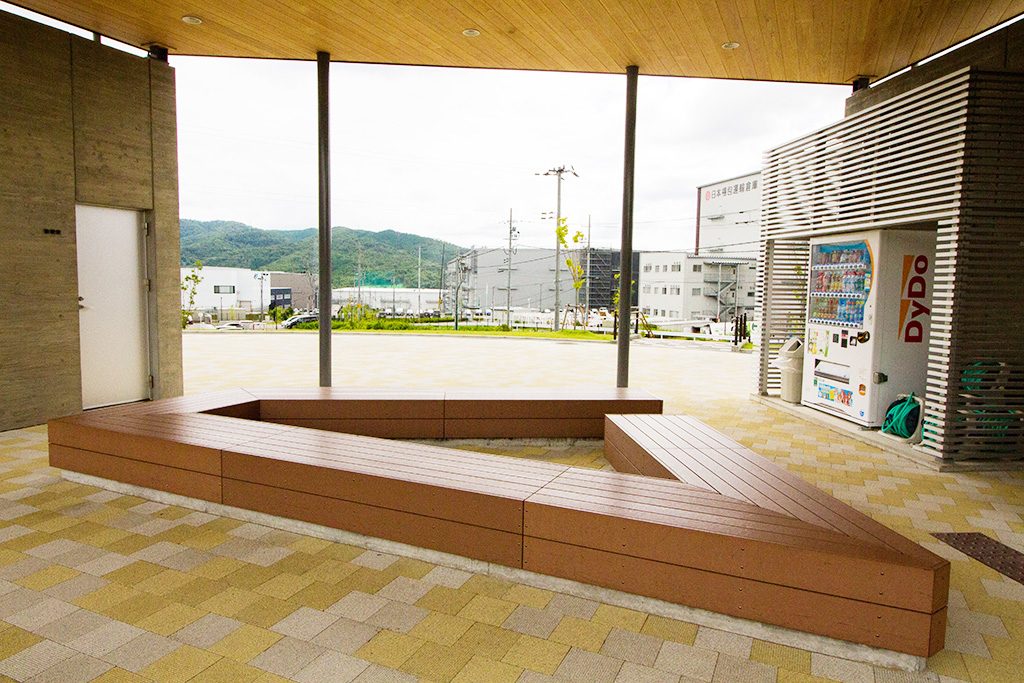 トイレ前の大きなベンチ/彩都はなだ公園(大阪府/茨木市)