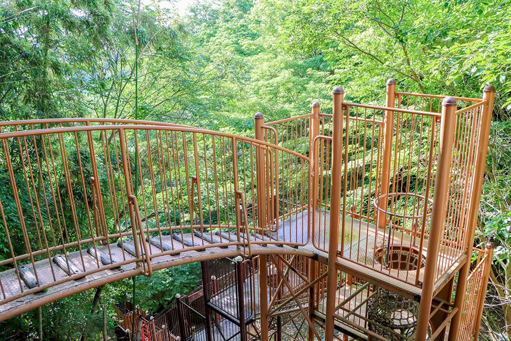 チューブタイプのロープアスレチック/大阪府民の森 むろいけ園地 森の宝島(大阪府/四条畷市)