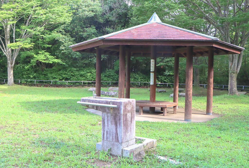 屋根の付いたベンチ/大阪府民の森 むろいけ園地 森の宝島(大阪府/四条畷市)