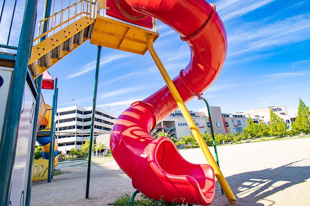 真っ赤なチューブ型の滑り台/鳳公園（大阪府/堺市）