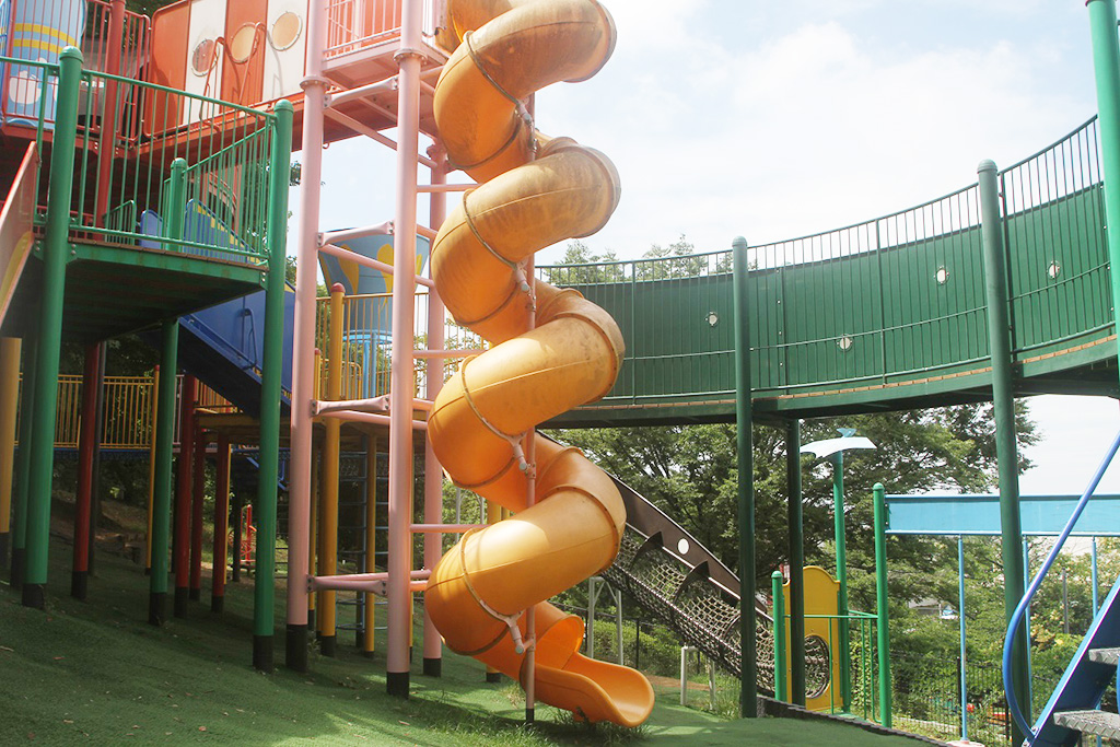 スパイラル状トンネル滑り台/石ケ谷公園（兵庫県/明石市）