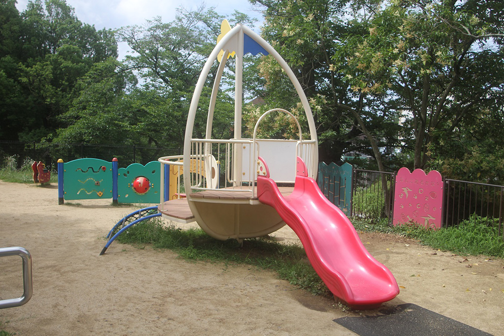 たまごのような形をした複合遊具/石ケ谷公園（兵庫県/明石市）