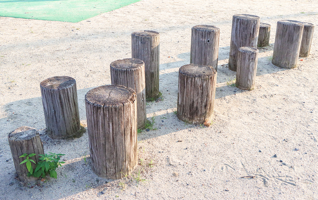 丸太の飛び石/笠井公園(京都府/京都市)
