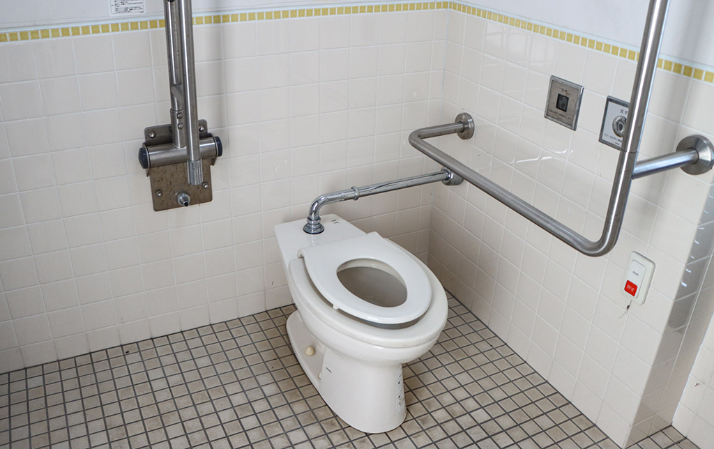 子ども用の便座も備わっている多目的トイレ/笠井公園(京都府/京都市)