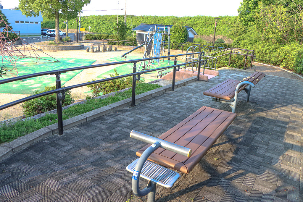 公園を見下ろせるベンチ/笠井公園(京都府/京都市)