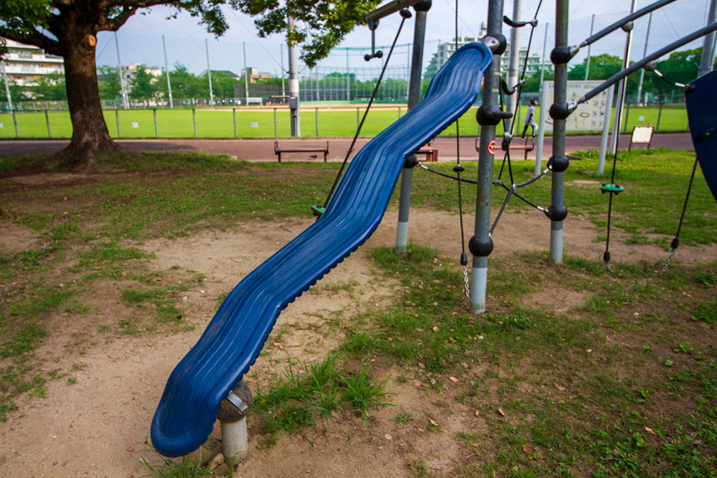 ぐらぐら揺れるチューブをのぼる遊具/金岡公園（大阪府/東大阪市）