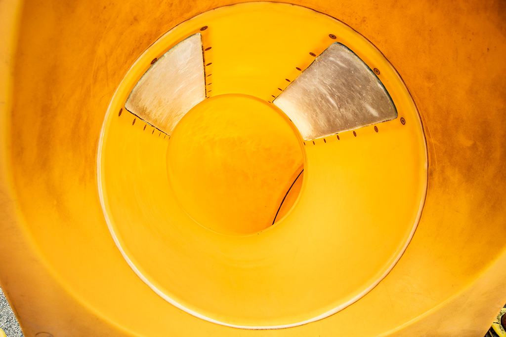 チューブ滑り台の中/男山レクリエーションセンター(京都府/八幡市)