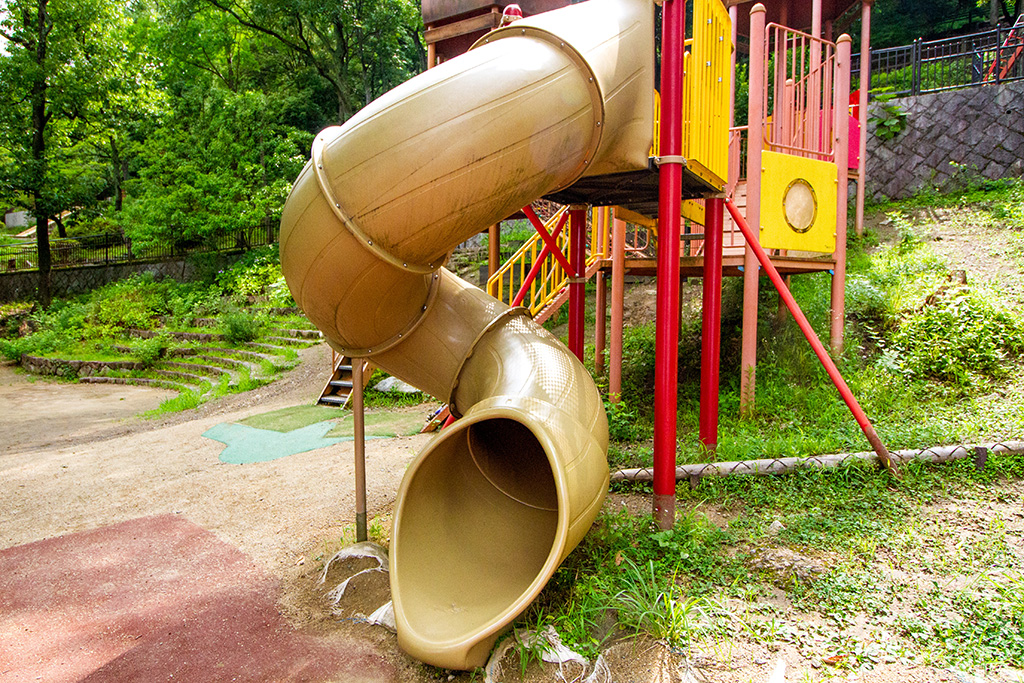 チューブ状の滑り台/自然豊かな枚岡公園(大阪府/東大阪市)