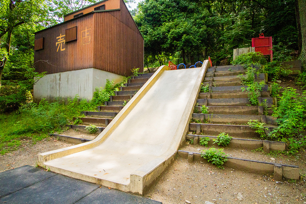 滑り台/自然豊かな枚岡公園(大阪府/東大阪市)
