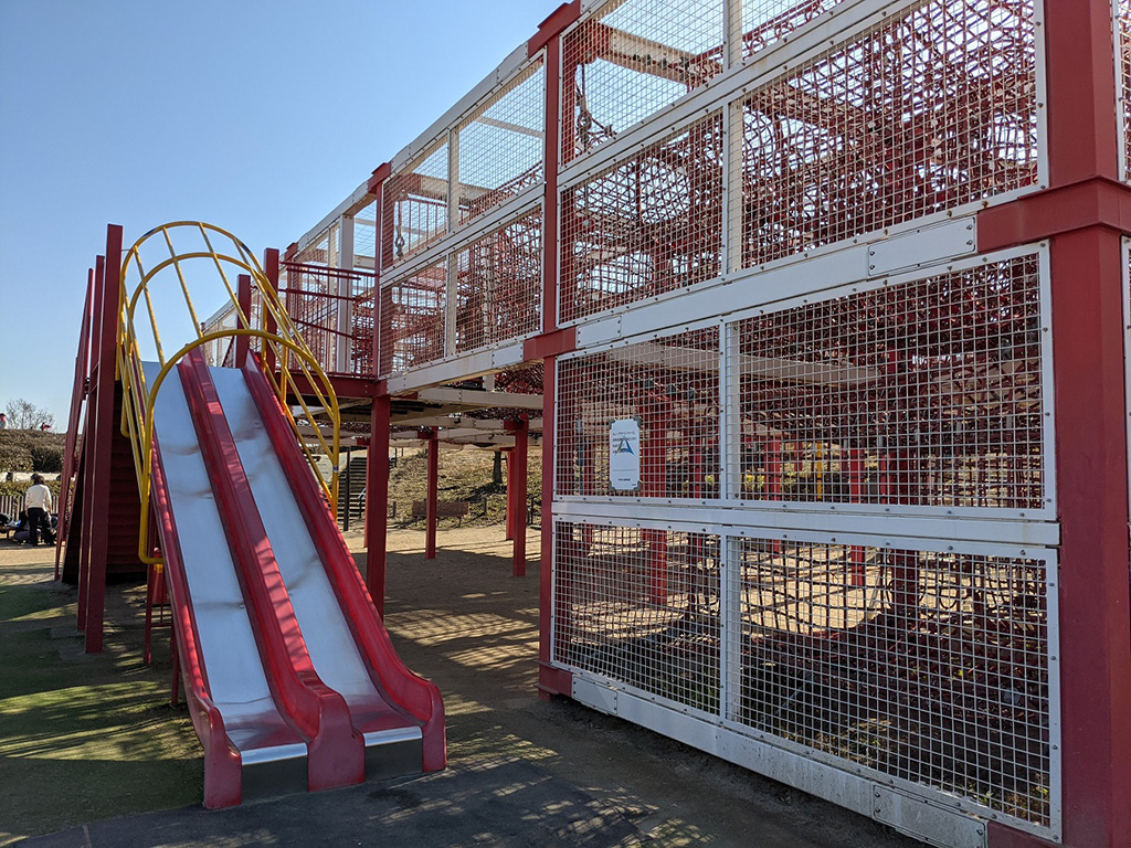 赤い色が印象的な迷路/伊丹スカイパーク（兵庫県/伊丹市）