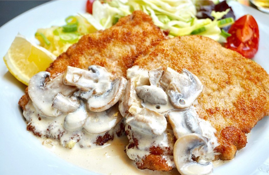 ドイツ名物のイエガーシュニッツェル/東京クリスマスマーケット2022 in 日比谷公園（ 東京都/千代田区）