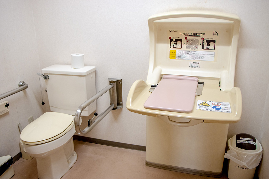 おむつ交換台も設置されたトイレ/アクトパル宇治（京都府/宇治市）