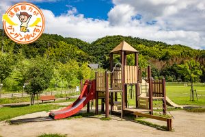 西代里山公園(長岡京市)は、周囲を山々に囲まれた美しいロケーションが魅力