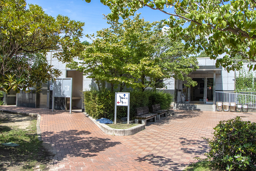 管理棟とトイレ/京都府立洛西浄化センター公園（長岡京市）