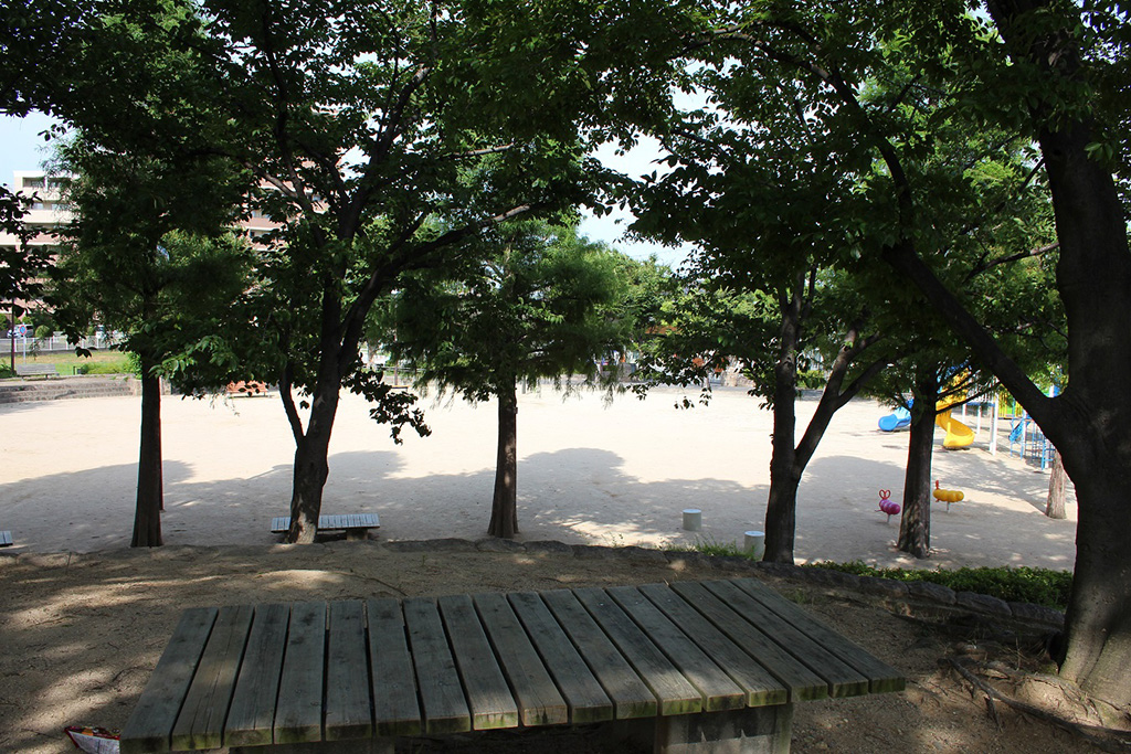 丘の上のベンチ/中野行浪公園(兵庫県/伊丹市)