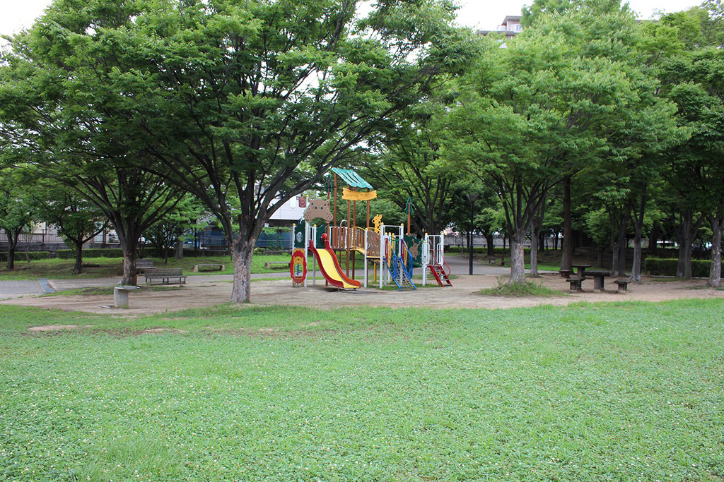 芝生広場の一角にある複合遊具/十六名公園(兵庫県/伊丹市)