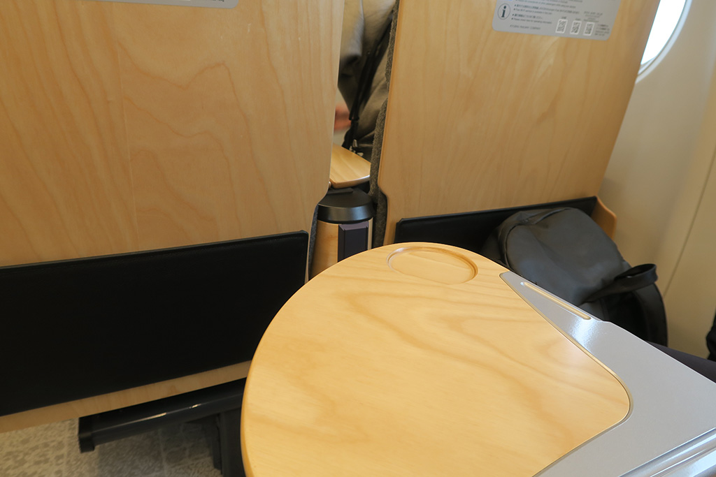 指定席(3号車)のテーブル|西九州新幹線「かもめ」