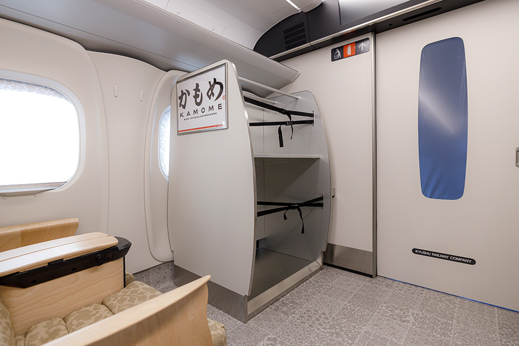 各車両にある荷物置き場|西九州新幹線「かもめ」
