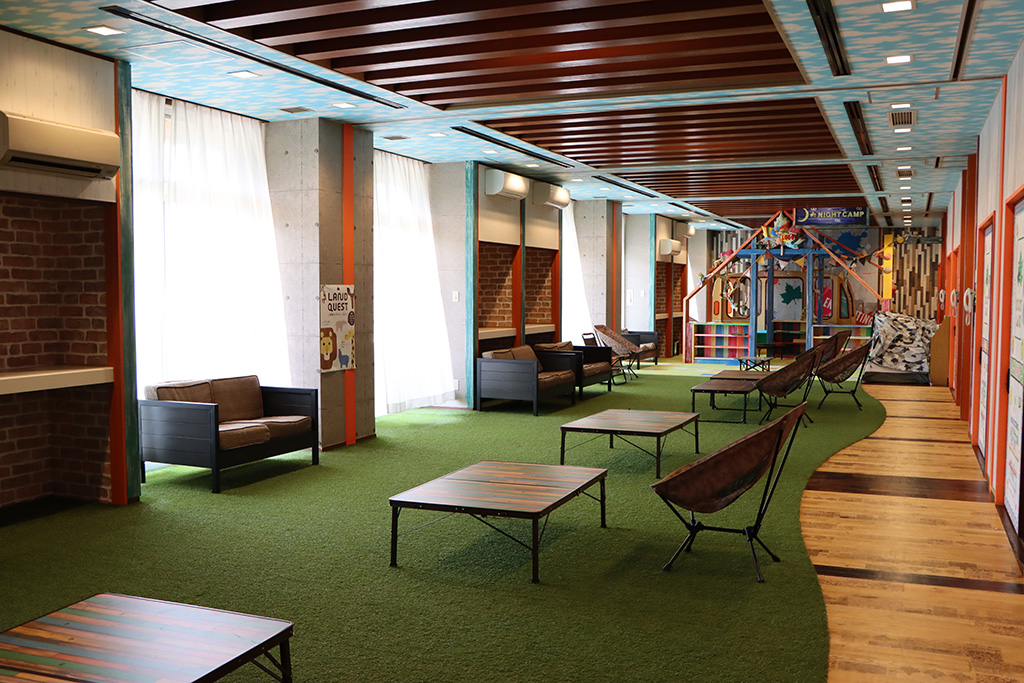 人工芝が敷かれた2階の休憩スペース/LOGOS LAND(京都府/城陽市)