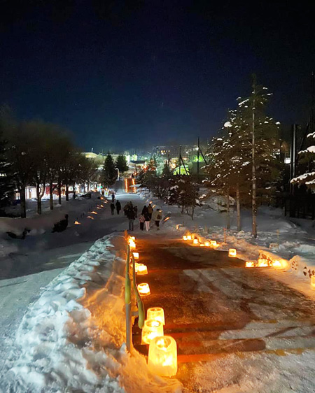 アイスキャンドルの点灯は日没後の16時以降/旭川市旭山動物園（北海道）