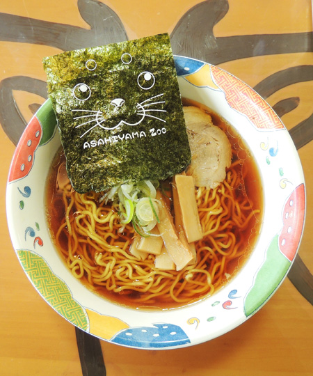 ゴマフアザラシの顔デザインの海苔付き、旭山醤油ラーメン900円/旭川市旭山動物園（北海道）