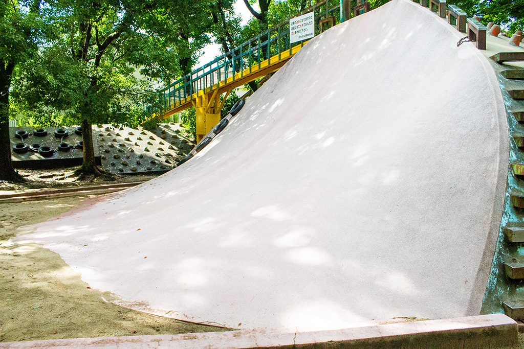 巨大滑り台「石の山」/西河原公園 （大阪府/茨木市）