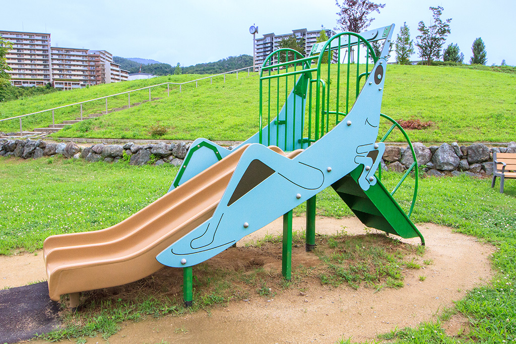 バッタを模した滑り台/彩都西公園(大阪府/茨木市)