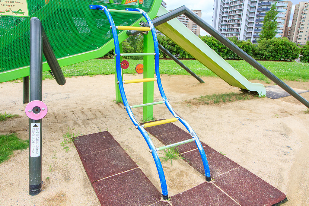 波打つ形状が特徴的なはしご/彩都西公園(大阪府/茨木市)