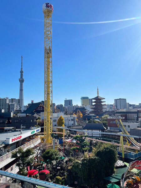 浅草花やしきの園内「スカイプラザ」から眺めた遊園地と浅草の風景
