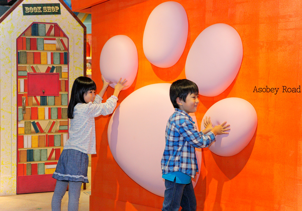 「ドッキングガム広場」にあるネコの肉球モニュメント/ナンジャタウン(東京都/豊島区)