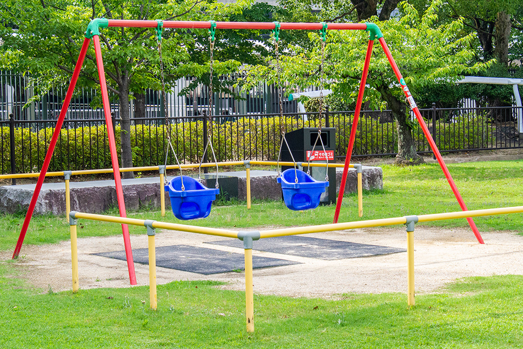 バケット型ブランコ/京都競馬場 緑の広場（京都府/京都市）