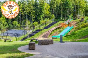 京都市洛西竹林公園(京都市西京区)では、傾斜を利用した遊具やじゃぶじゃぶ池でたっぷり遊べる