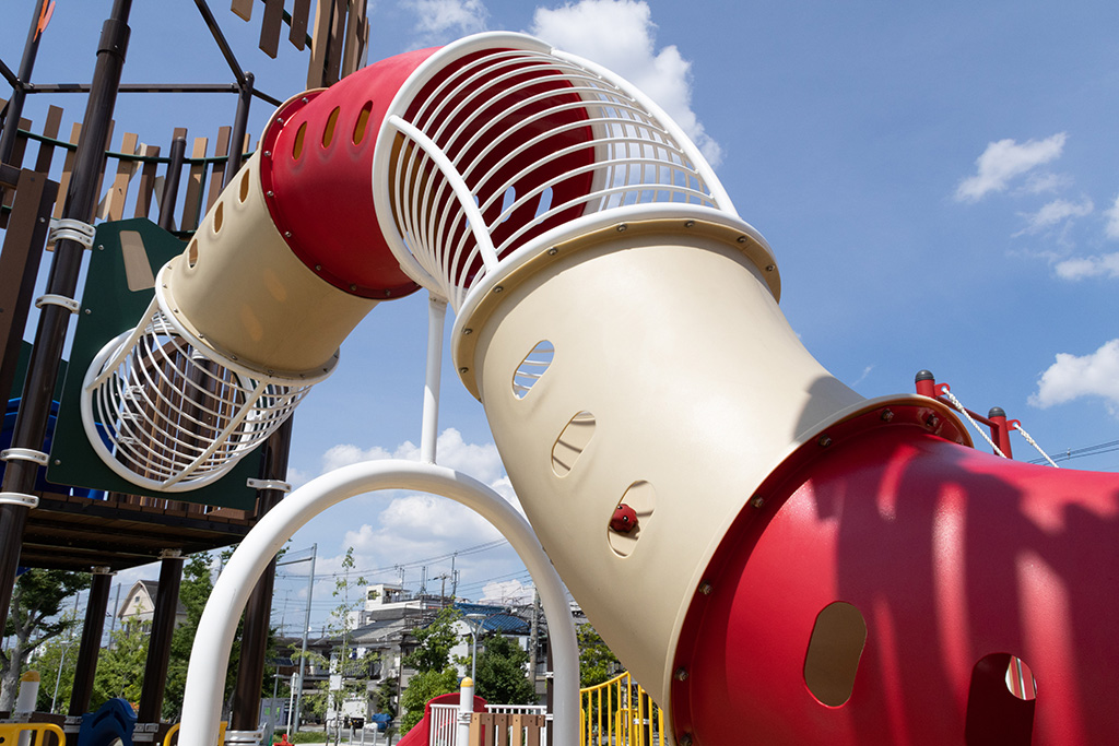 くねくねと曲がったトンネル/大枝公園（大阪府/守口市）