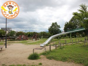伊丹市の昆陽南公園では遊具や季節の花が楽しめる!夏には小川で水遊びも