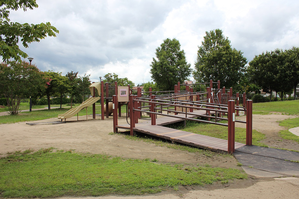 アスレチック風の複合遊具/昆陽南公園(兵庫県/伊丹市)