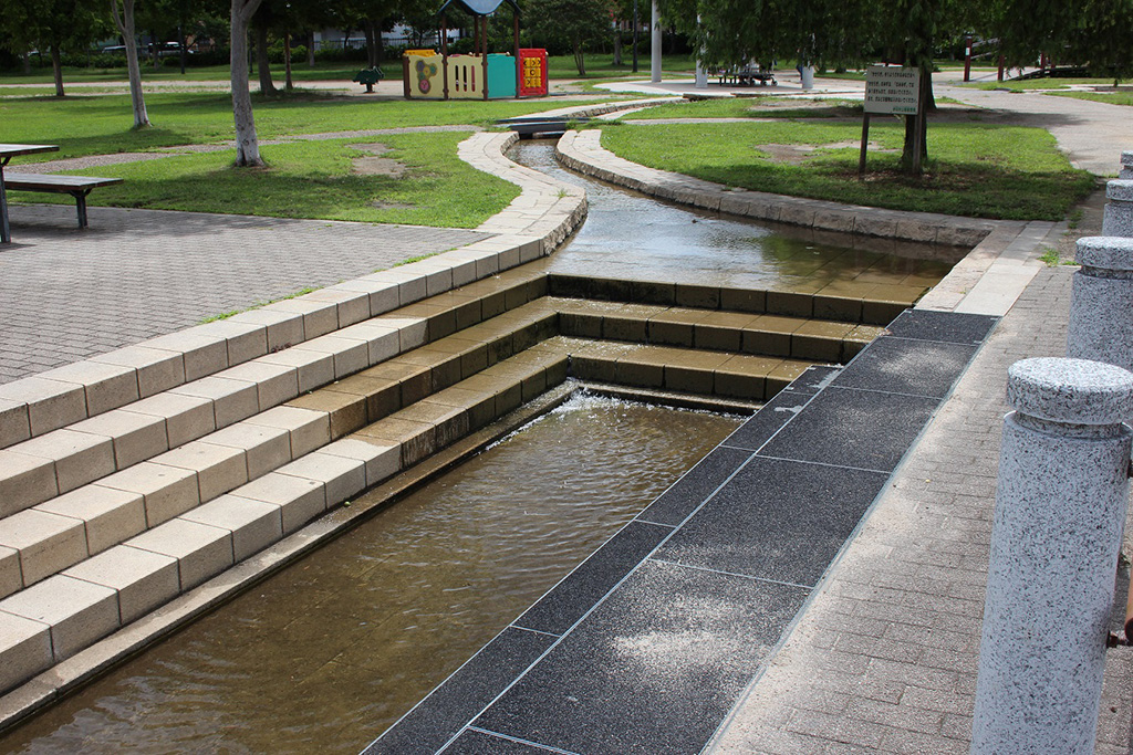 水が流れる人工の小川/昆陽南公園(兵庫県/伊丹市)