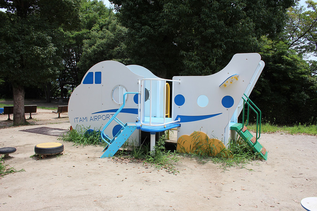 小さな滑り台がついた遊具/下河原緑地(兵庫県/伊丹市)