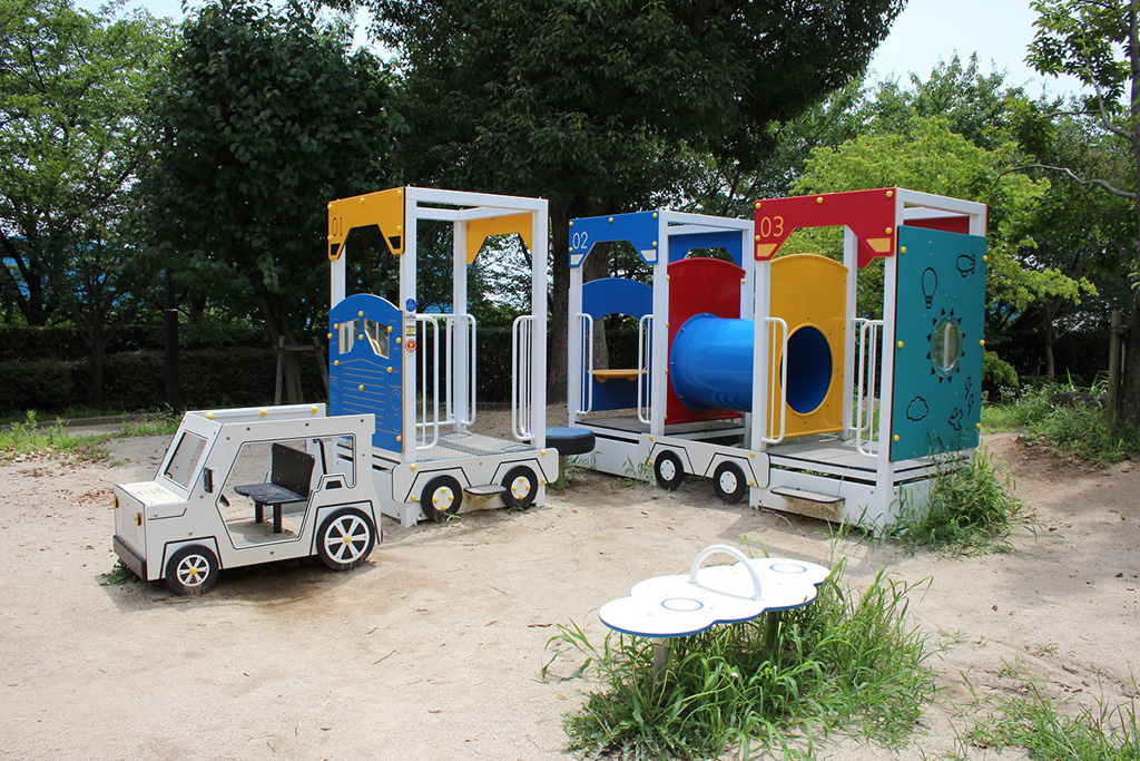 空港で働く車がモチーフの遊具/下河原緑地(兵庫県/伊丹市)