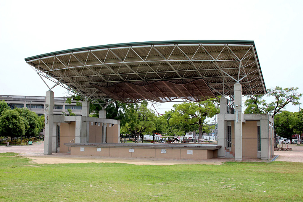 太陽光発電を設置したステージ/末広中央公園（兵庫県/宝塚市）