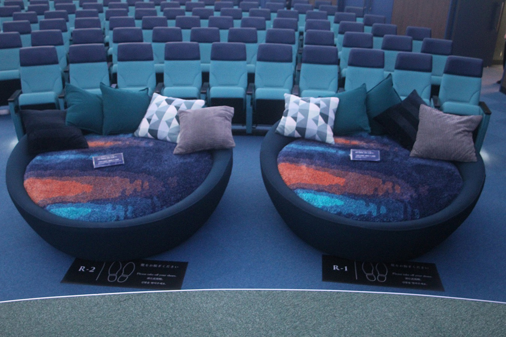 プラネタリウムのソファー型リラックスシート/バンドー神戸青少年科学館(兵庫県/神戸市)